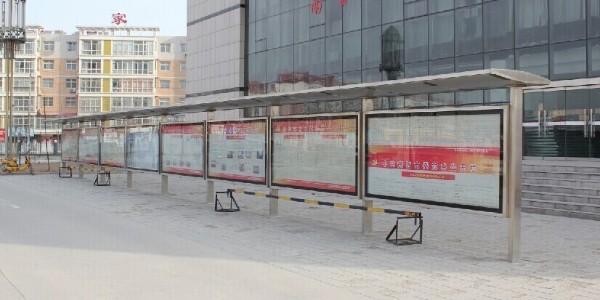 城市公交候車亭要“華”，更應要“實”